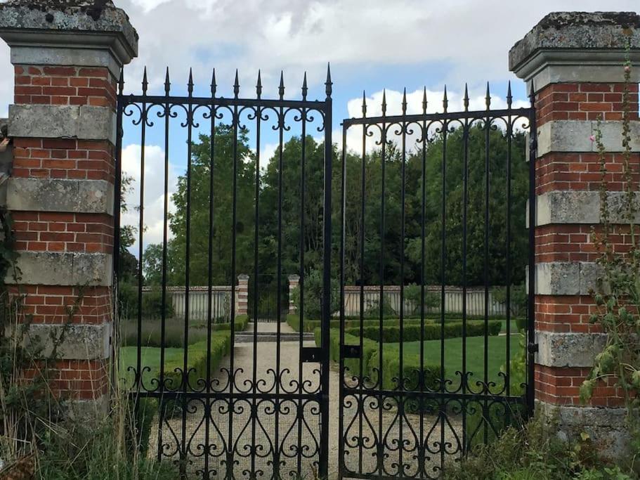 Charming Romantic Tower In Chateau Estate Ocquerre Esterno foto